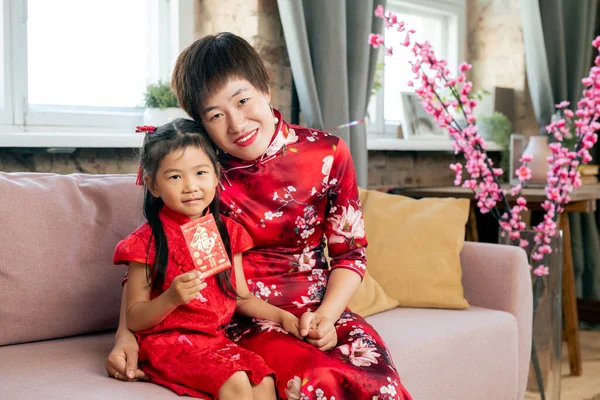 Feliz asiático mujer doblez a su lindo poco hija —  Fotos de Stock