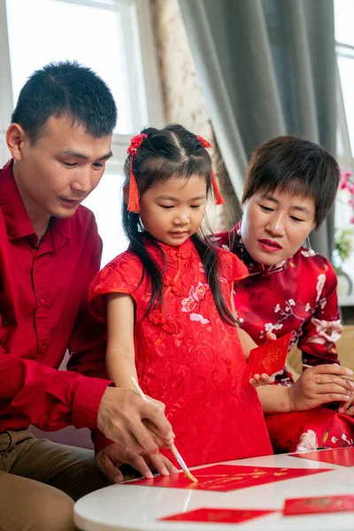 Uomo con pennello insegnare figlia a dipingere — Foto Stock