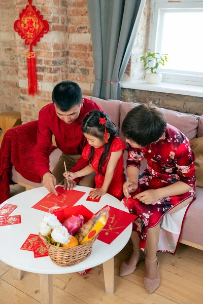 Famiglia cinese contemporanea che si prepara per il nuovo anno — Foto Stock