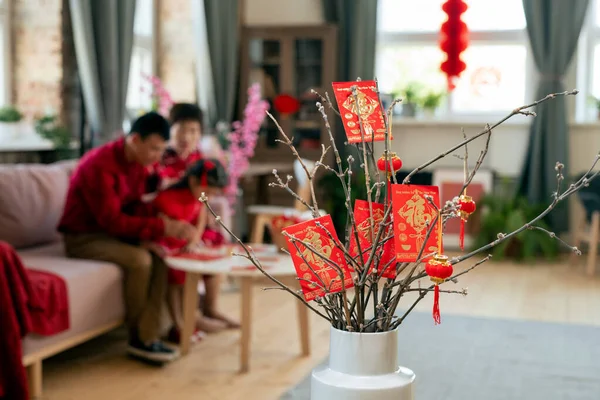 Cartoline e lanterne rosse di Capodanno appese su rami secchi in vaso bianco — Foto Stock