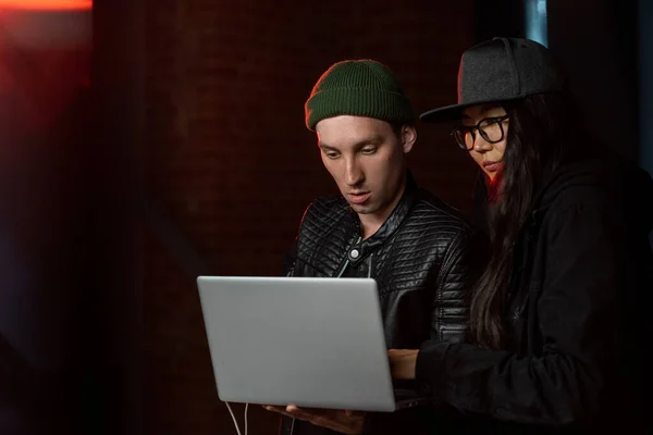 Két fiatal hacker laptopos dekódolással. — Stock Fotó