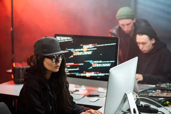 Bilgisayar korsanı kılığındaki genç Asyalı kadın şifre çözücü bilgi — Stok fotoğraf