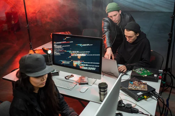 Bilgi kırmaya çalışan bir grup bilgisayar korsanı — Stok fotoğraf