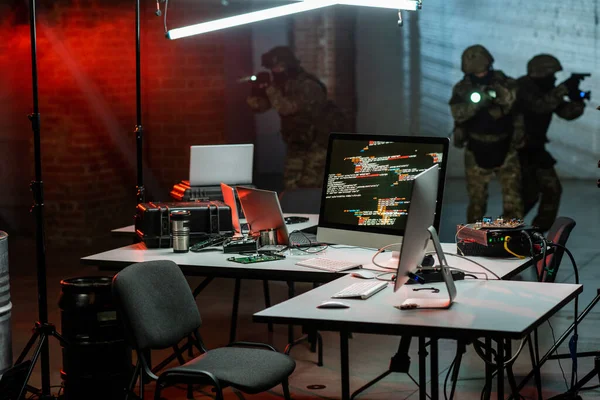 Lámpás hackerek belépnek az irodába, hogy adatokat lopjanak. — Stock Fotó