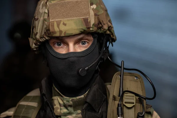 Jovem em camuflagem traje protetor — Fotografia de Stock