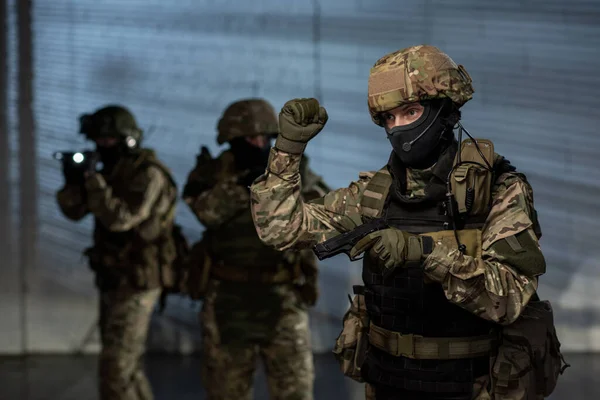 Gruppo di uomini in uniforme militare con pistole — Foto Stock