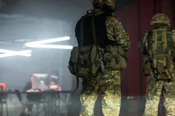 Vista posteriore di due uomini in uniforme militare — Foto Stock