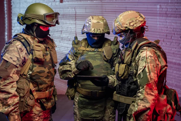 Três homens em roupa militar usando tablet — Fotografia de Stock