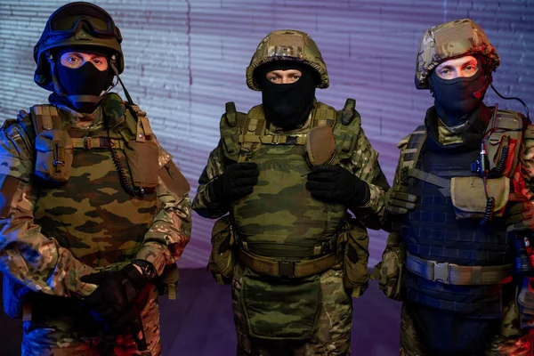 Grupo de homens em roupa militar protetora — Fotografia de Stock