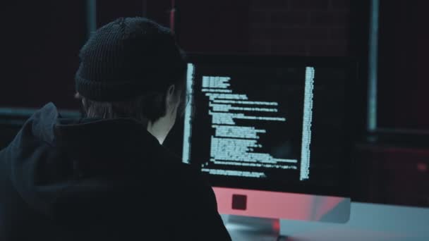 Karanlık Ofisteki Bilgisayarda Kodlanan Genç Bir Erkek Hacker Kamerasıyla Çekilmiş — Stok video