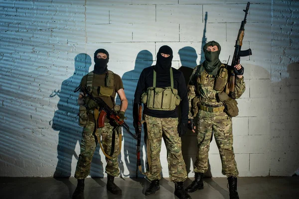 Group of unrecognizable officers with weapons — Stock Photo, Image