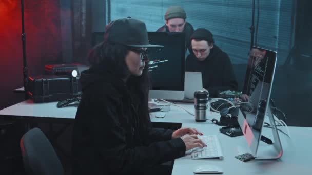 Tracking Shot Zoom Out Three Young Hackers Hats Cap Coding — Stock Video