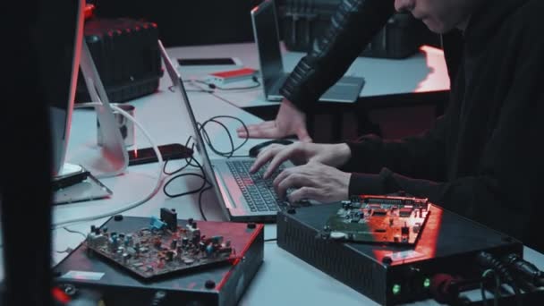 Foto Rastreamento Portátil Homens Jovens Chapéus Usando Laptop Roubando Dados — Vídeo de Stock