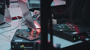 Bilgisayar kullanarak ve siber suç işleyerek tanınmayan erkek hackerların orta bölümündeki el kamerasıyla görüntüler.