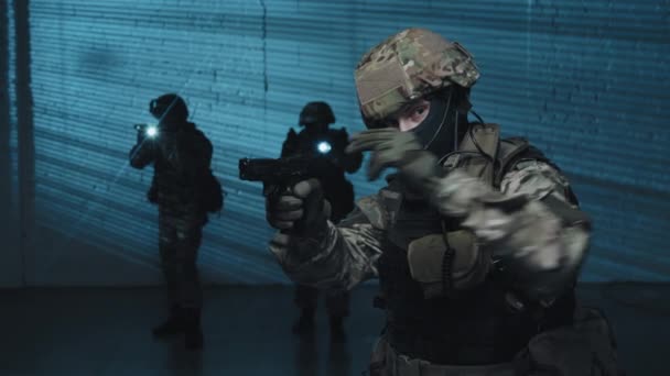 Tiro Médio Com Lentidão Oficial Forças Especiais Com Arma Fazendo — Vídeo de Stock
