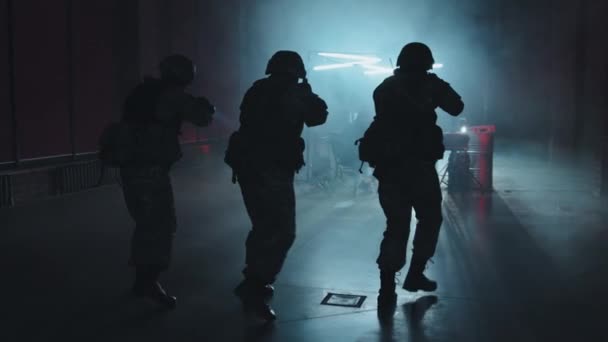 Slowmo Kamerafahrt Von Bewaffnetem Swat Team Mit Taschenlampen Das Dunkle — Stockvideo