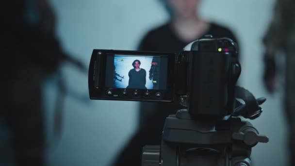 Портативный Съёмки Медленного Видео Камеры Снимающей Мужчину Заложника Удерживаемого Террористами — стоковое видео