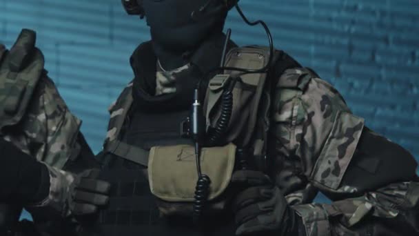 Porträtt Skjuten Med Lutning Upp Maskerade Specialstyrkor Officer Uniform Poserar — Stockvideo
