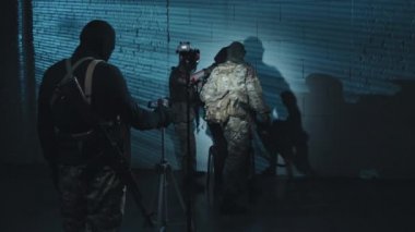 Bir grup teröristin kadın rehineden gelen fidye mesajını videoya çekmek için kamera kullandıkları yavaş çekim.