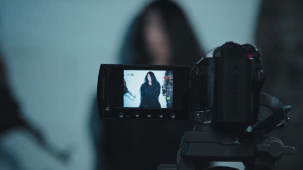 Langsame Nahaufnahme Einer Videokamera Die Lösegeldbotschaft Oder Geständnis Einer Weiblichen — Stockvideo