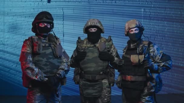 Porträtt Dolly Skott Swat Team Uniform Poserar För Kamera Medan — Stockvideo