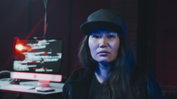 Porträtt Arresterade Kvinnliga Kriminella Hacker Mössa Tittar Kameran Medan Polisen — Stockvideo