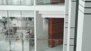 Hiç kimse modern iç ve cam kapılı modern iki katlı ofisin genel görünümüne bakmıyor.