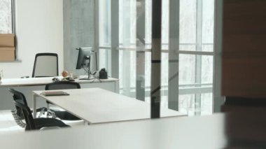 Çalışma masası, bilgisayar ve dokümanlı klasörler içeren minimalist ofis içerisine PAN genel bakışı yok