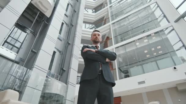 Retrato Lento Arco Ángulo Bajo Del Abogado Masculino Profesional Traje — Vídeo de stock