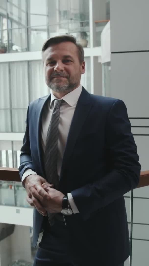 Vertikales Medium Porträt Eines Reifen Selbstbewussten Geschäftsmannes Oder Rechtsanwalts Anzug — Stockvideo