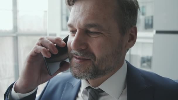 Slowmo Close Zralý Úspěšný Podnikatel Nebo Právník Obleku Dělat Telefonát — Stock video