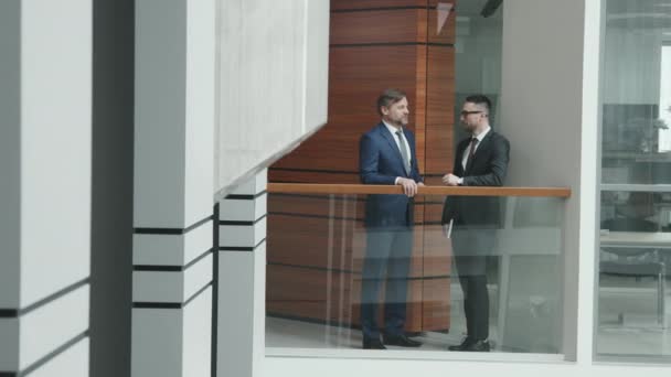 Başarılı Ortağının Avukatın Yavaşlığıyla Pan Tam Çekim Modern Ofisin Ikinci — Stok video
