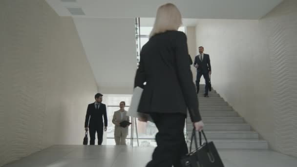 Abogados Exitosos Hombres Mujeres Ropa Formal Subiendo Bajando Escaleras Oficina — Vídeos de Stock