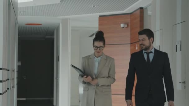 Média Lentidão Casal Jovens Advogados Sucesso Formalwear Falando Sobre Trabalho — Vídeo de Stock