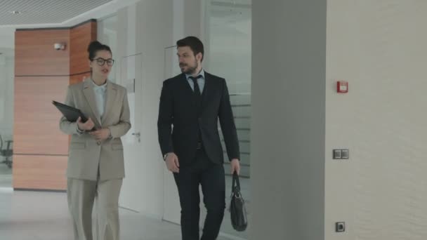 Média Pan Slow Tiro Casal Jovens Advogados Confiantes Formalwear Ter — Vídeo de Stock