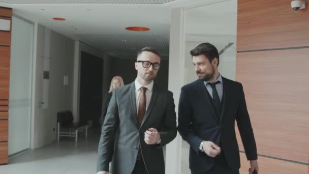 Spårning Medium Slowmo Två Självsäkra Manliga Advokater Kostymer Promenader Genom — Stockvideo