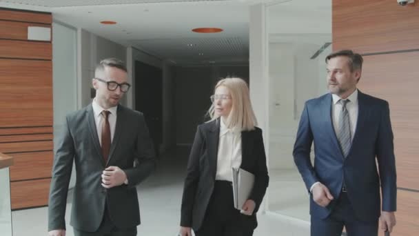 Medium Spårning Slowmo Team Framgångsrika Advokater Formalwear Att Samtal Fall — Stockvideo