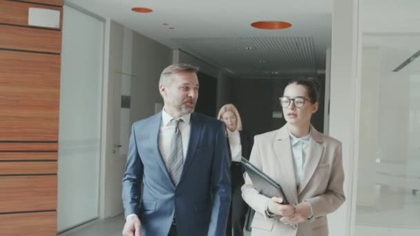 Çağdaş Büyük Ofiste Yürürken Resmi Kıyafet Giyen Iki Başarılı Avukat — Stok video