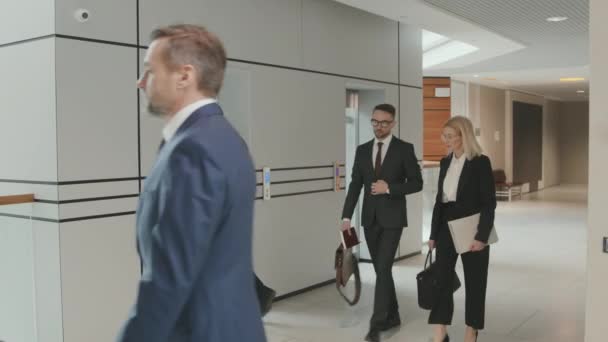 Langsame Aufnahme Von Anwältinnen Und Anwältinnen Formalbekleidung Die Gemeinsam Einer — Stockvideo