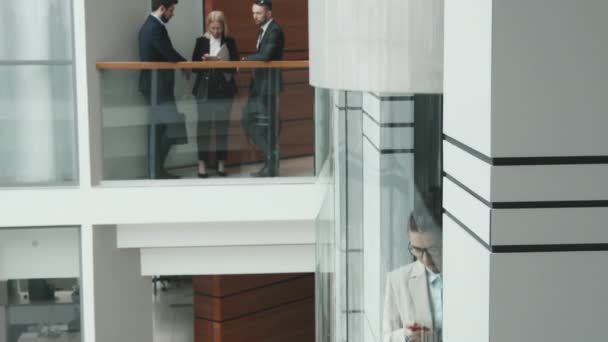 Genç Esmer Kadın Avukatın Asansörle Yukarı Çıkarken Arkadaşları Modern Ofiste — Stok video