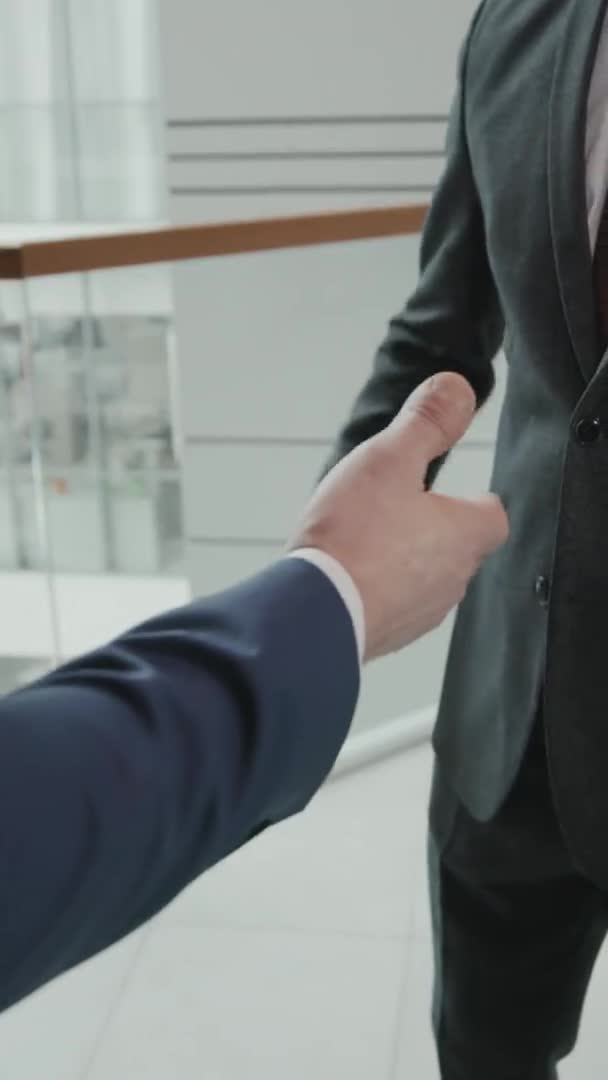 Vertikal Mittsektion Slowmo Skott Oigenkännlig Manlig Advokat Och Affärsklient Kostymer — Stockvideo