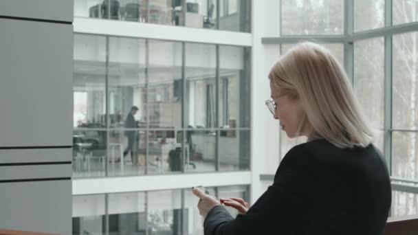 Vue Arrière Ralenti Prise Vue Milieu Adulte Blonde Femme Affaires — Video