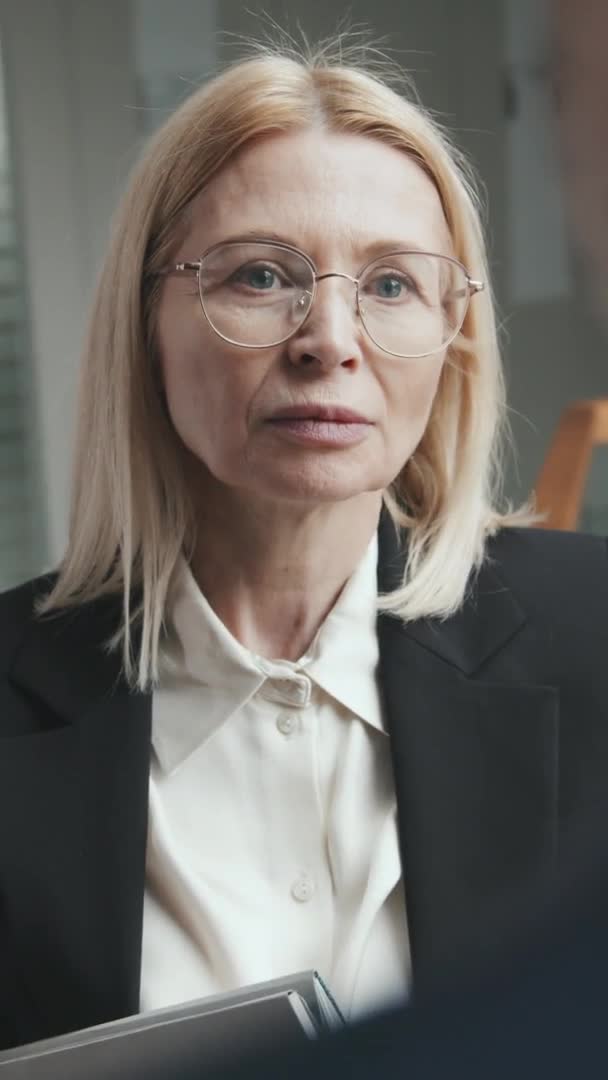 Pionowe Średnie Zbliżenie Średniej Dorosłej Blondynki Prawniczki Okularach Odzieży Formalnej — Wideo stockowe