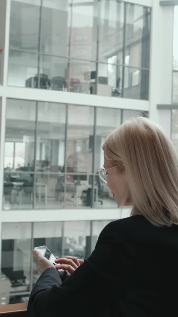 Vue Arrière Verticale Ralentie Femme Affaires Blonde Moyenne Adulte Avocat — Video