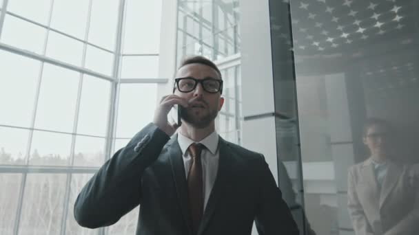 Çağdaş Ofis Binasının Cam Asansörüyle Yukarı Çıkarken Gözlüklü Takım Elbiseli — Stok video