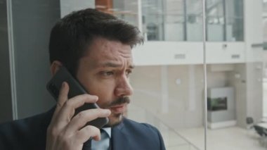 Sakallı genç avukatın ya da takım elbiseli iş adamının cam asansörde yukarı çıkıp aşağıya bakarken cep telefonuyla konuşmalarının yavaş çekimde yakın çekimi.