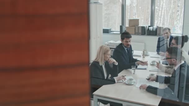 Ortakları Avukatlarının Modern Ofis Odasındaki Konferans Masasında Hukuki Konuları Tartışırken — Stok video