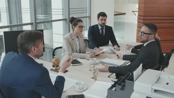 Equipe Advogados Profissionais Que Tenham Acalorado Discussão Disputa Durante Reunião — Vídeo de Stock
