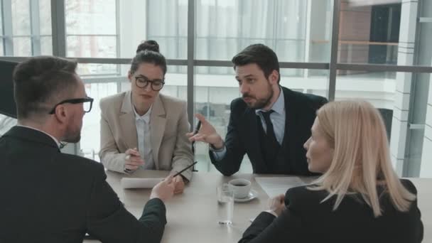 Medelhög Bild Unga Manliga Och Kvinnliga Jurister Som Har Livlig — Stockvideo