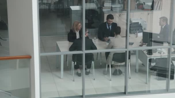 Profesyonel Avukat Takımının Cam Konferans Odasında Masanın Etrafında Otururken Pan — Stok video